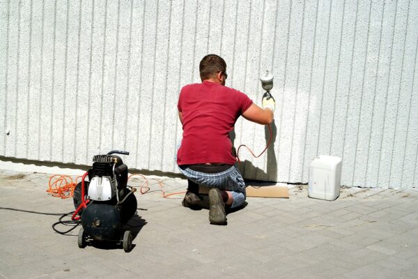 Hombre utilizando un pistola de pintura